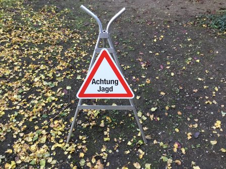 Warning triangle &quot;Achtung Jagd&quot;